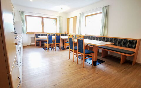 Kainer: Table, Meubles, Fenêtre, Bois, Sol, Sol, Maison, Bâtiment