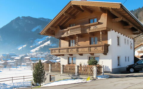 Mayrhofen 832: Ciel, Bâtiment, Plante, Montagne, Fenêtre, Neige, Roue, Arbre, Maison