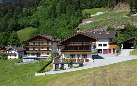 Mayrhofen 832: Meubles, Table, Fenêtre, Propriété, Chaise, Bâtiment, Tableau De Plein Air, Mobilier De Jardin, Herbe, Plante