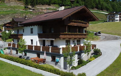 Mayrhofen 832: Meubles, Table, Fenêtre, Propriété, Chaise, Bâtiment, Tableau De Plein Air, Mobilier De Jardin, Herbe, Plante
