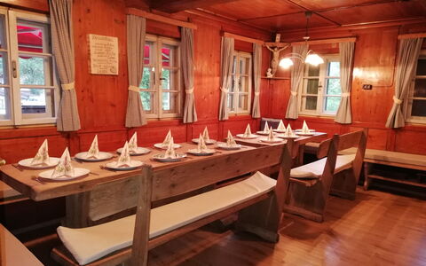 Geislerhütte: Table, Fenêtre, Bois, Dur, Cadre, Plafond, Vernis, Sol, Un Événement, Salle À Manger