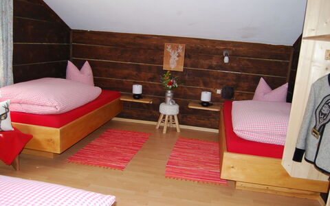Geislerhütte: Table, Propriété, Meubles, Canapé, Confort, Bâtiment, Bois, Salon, Textile, Oreiller