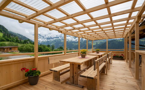 Talbach: Table, Meubles, Propriété, Plante, Ciel, Ombre, Fenêtre, Bois, Mobilier De Jardin, Design Intérieur