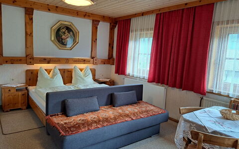 Schoberhof: Meubles, Propriété, Fenêtre, Confort, Bleu Azur, Bois, Bâtiment, Design Intérieur, Décoration, Rideau
