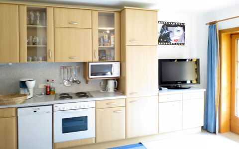 Schoberhof: Pièce, Cabinetry, Meubles, Cuisine, Propriété, Comptoir, Design Intérieur, Bâtiment, Jaune, Principaux Appliance