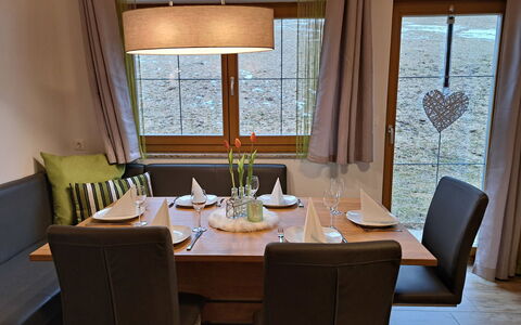 Lehen: Meubles, Table, Propriété, Chaise, Fenêtre, Rideau, Bâtiment, Textile, Ombre, Bois