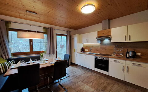 Lehen: Cabinetry, Comptoir, Meubles, Fenêtre, Appareil De Cuisine, Cuisine, Bois, Cuisinière, Design Intérieur, Sol
