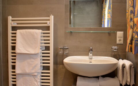 Niederhof: Marron, Miroir, Robinet, Luminaire Plomberie, Propriété, Évier, Lavabo, Salle De Bains, Violet, Bois
