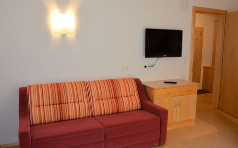 Georg: Meubles, Canapé, Confort, Cabinetry, Bois, Sol, Salon, Sol, Bâtiment, Lampe