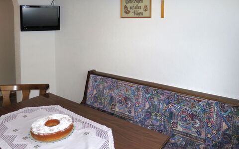 Prem: Pièce, Propriété, Table, Meubles, Design Intérieur, Maison, Sol, Domicile, Salle À Manger, Textile