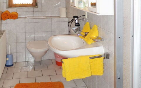 Prem: Salle De Bains, Pièce, Propriété, Sol, Jaune, Orange, Tuile, Toilette, Design Intérieur, Maison