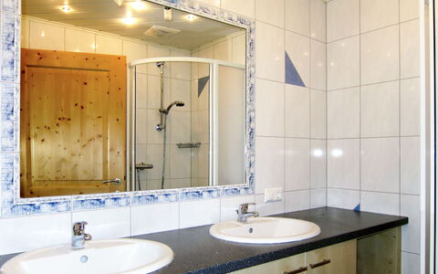 Margit: Salle De Bains, Pièce, Propriété, Robinet, Tuile, Armoire De Toilette, Design Intérieur, Accessoire Salle De Bain, Évier, Luminaire Plomberie