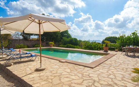 Sa Rota: Ciel, Nuage, L'Eau, Plante, Piscine, Mobilier De Jardin, Ombre, Arecales, Arbre, Maison