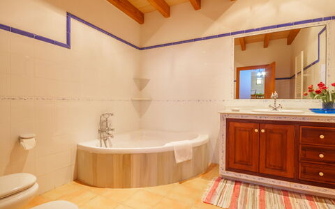 Sa Rota: Baignoire, Cabinetry, Luminaire Plomberie, Propriété, Comptoir, Robinet, Bâtiment, Confort, Salle De Bains, Armoire De Toilette