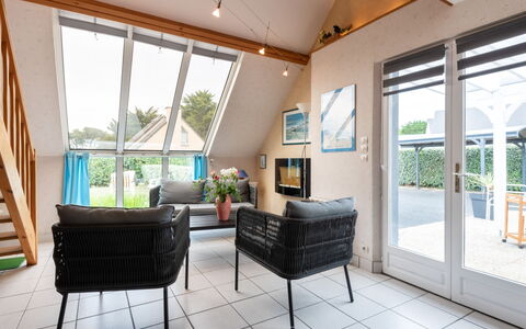 Côte des Îles: Meubles, Confort, Bâtiment, Canapé, Fenêtre, Design Intérieur, Plante, Plante D'Appartement, Cadre, Ombre