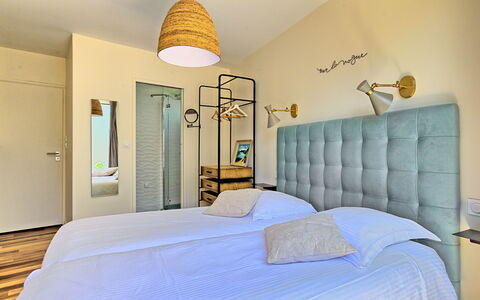 Indigo-Vue Mer et Piscine Chauffée: Meubles, Propriété, Confort, Bleu Azur, Cadre De Lit, Bois, Textile, Lampe, Design Intérieur, Cabinetry