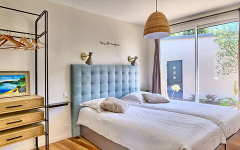 Indigo-Vue Mer et Piscine Chauffée: Meubles, Propriété, Confort, Cabinetry, Bleu Azur, Bâtiment, Bleu, Bois, Cadre De Lit, Design Intérieur