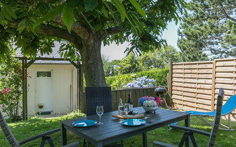 Ty-Rozen: Plante, Table, Meubles, Propriété, Bâtiment, Chaise, Ombre, Arbre, Mobilier De Jardin, Tableau De Plein Air