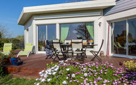 Villa Panorama Mer: Table, Meubles, Chaise, Ombre, Nappe De Table, Immobilier, Bois, Arbre, Mobilier De Jardin, Loisir