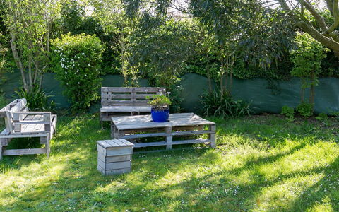 Villa Panorama Mer: Table, Meubles, Chaise, Ombre, Nappe De Table, Immobilier, Bois, Arbre, Mobilier De Jardin, Loisir