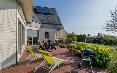 Villa Panorama Mer: Table, Meubles, Chaise, Ombre, Nappe De Table, Immobilier, Bois, Arbre, Mobilier De Jardin, Loisir