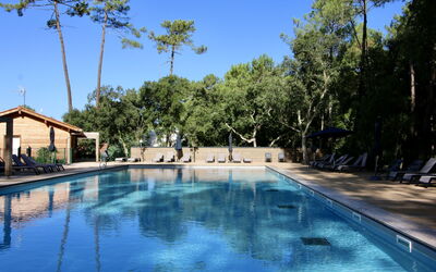 Ondres 649: L'Eau, Ciel, Propriété, Plante, Piscine, Bleu Azur, Arbre, Plan D'Eau, Paysage Naturel, Loisir
