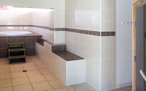 Parentis en Born 699: Propriété, Évier, Cabinetry, Luminaire Plomberie, Robinet, Sol, Sol, Salle De Bains, Mur, Matériel De La Propriété