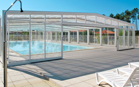 Parentis en Born 699: L'Eau, Propriété, Ciel, Piscine, Bleu Azur, Ombre, Architecture, Mobilier De Jardin, Rectangle, Loisir