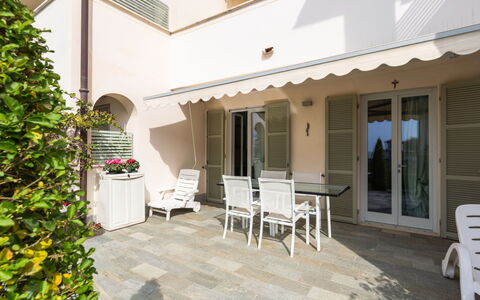 Cristina: Plante, Propriété, Meubles, Bâtiment, Chaise, Pot De Fleur, Plante D'Appartement, Ombre, Architecture, Design Intérieur