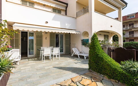 Cristina: Plante, Bâtiment, Propriété, Fenêtre, Design Intérieur, Chaise, Maison, Ciel, Ombre, Zone Résidentielle