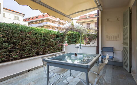 Cristina: Propriété, Plante, Meubles, Table, Fenêtre, Bâtiment, Architecture, Design Intérieur, Sol, Sol