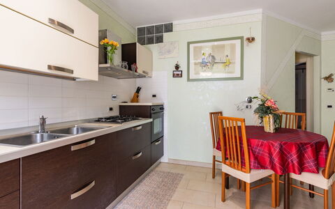 Cristina: Cabinetry, Comptoir, Meubles, Table, Évier, Robinet, Bâtiment, Plante, Plante D'Appartement, Chaise