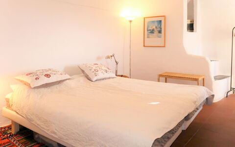 Danese: Chambre, Lit, Meubles, Pièce, Drap De Lit, Propriété, Cadre De Lit, Literie, Sol, Mur
