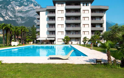 Riva del Garda 651: Propriété, Bâtiment, Piscine, Maison, Immobilier, Zone Résidentielle, Appartement, Condominium, Architecture, Recours