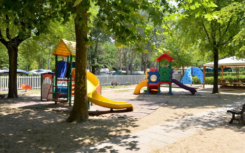 Caorle 699: Terrain De Jeux, Espace Public, Équipement Extérieur Play, Toboggan, Établissements Humains, Loisir, Des Loisirs, Ville, Arbre, Parc