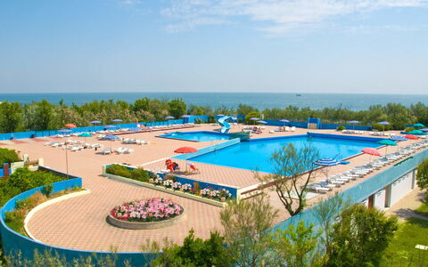 Rosolina Mare 620: Ciel, L'Eau, Plante, Nuage, Bleu Azur, Piscine, Arbre, Des Loisirs, Loisir, Design Urbain