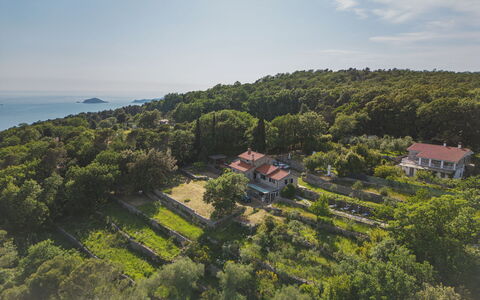 Casa Marepietra: Ciel, Montagne, Jour, Bâtiment, Plante, Paysage Naturel, Maison, Végétation, Montagnes, Arbre