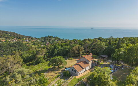 Casa Marepietra: Ciel, Montagne, Jour, Bâtiment, Plante, Paysage Naturel, Maison, Végétation, Montagnes, Arbre