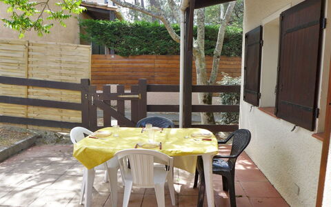 Lacanau 200: Propriété, Pièce, Jaune, Maison, Meubles, Bâtiment, Table, Immobilier, Design Intérieur, Domicile