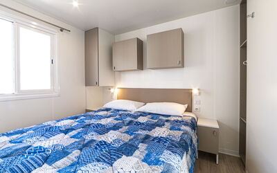Cannigione 651: Bâtiment, Meubles, Propriété, Fenêtre, Confort, Bleu Azur, Textile, Cadre De Lit, Bois, Design Intérieur