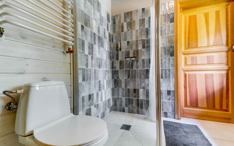 Zatylówka Dom Na Wyspie: Siège De Toilette, Sol, Salle De Bains, Sol, Mur, Toilette, Luminaire Plomberie, Design Intérieur, Tuile, Plomberie