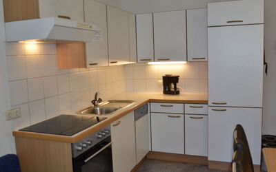 Kassler 821.3: Cabinetry, Evier, Propriété, Comptoir, Évier, Cuisinière, Cuisine, Robinet, Appareil De Cuisine, Électroménager