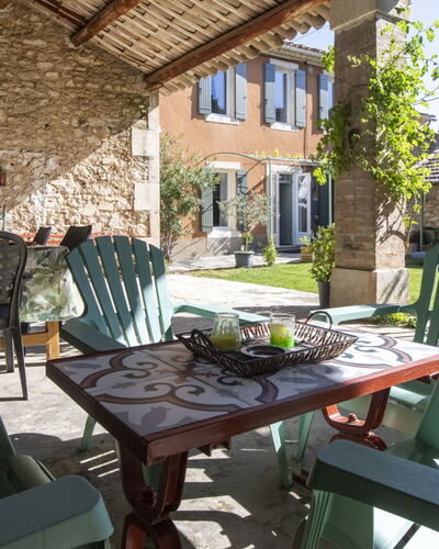 Bastide du 19Ième: Bâtiment, Plante, Meubles, Table, Fenêtre, Tableau De Plein Air, Mobilier De Jardin, Ombre, Design Intérieur, Pot De Fleur
