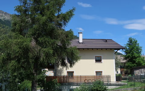 St Valentin San Valentino 618: Plante, Ciel, Nuage, Bâtiment, Fenêtre, Maison, Arbre, Lot Terre, Chalet, Zone Résidentielle
