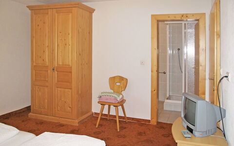 St Valentin San Valentino 618: Pièce, Meubles, Propriété, Mur, Tache De Bois, Sol, Placard, Design Intérieur, Bâtiment, Bois