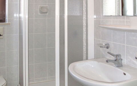 St Valentin San Valentino 619: Miroir, Robinet, Luminaire Plomberie, Propriété, Évier, Blanc, Salle De Bains, Noir, Porte De Douche