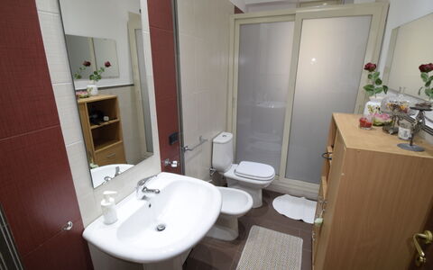 Etna View: Salle De Bains, Pièce, Propriété, Lavabo, Design Intérieur, Évier, Bâtiment, Sol, Immobilier, Luminaire Plomberie