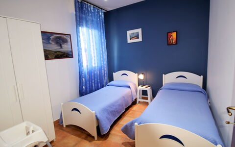 Etna View: Pièce, Chambre, Bleu, Meubles, Lit, Propriété, Design Intérieur, Drap De Lit, Mur, Bâtiment
