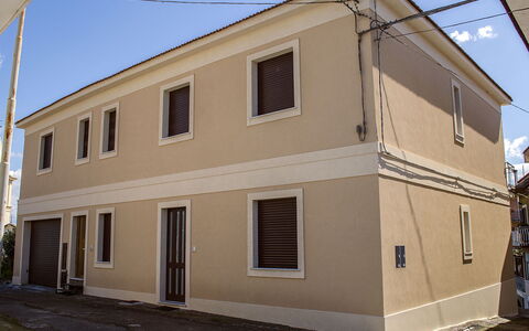Etna View: Ciel, Fenêtre, Bâtiment, Bois, Électricité, Immobilier, Composite, Façade, Ombre
