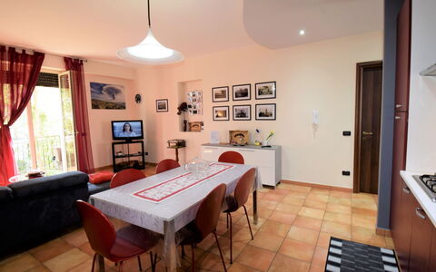 Etna View: Propriété, Pièce, Meubles, Bâtiment, Salle À Manger, Design Intérieur, Sol, Immobilier, Maison, Table